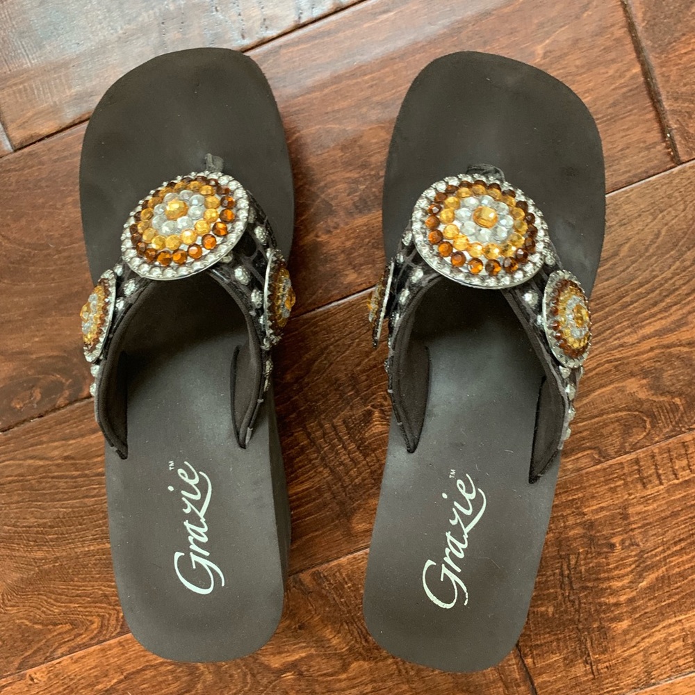 Very cute sandal.